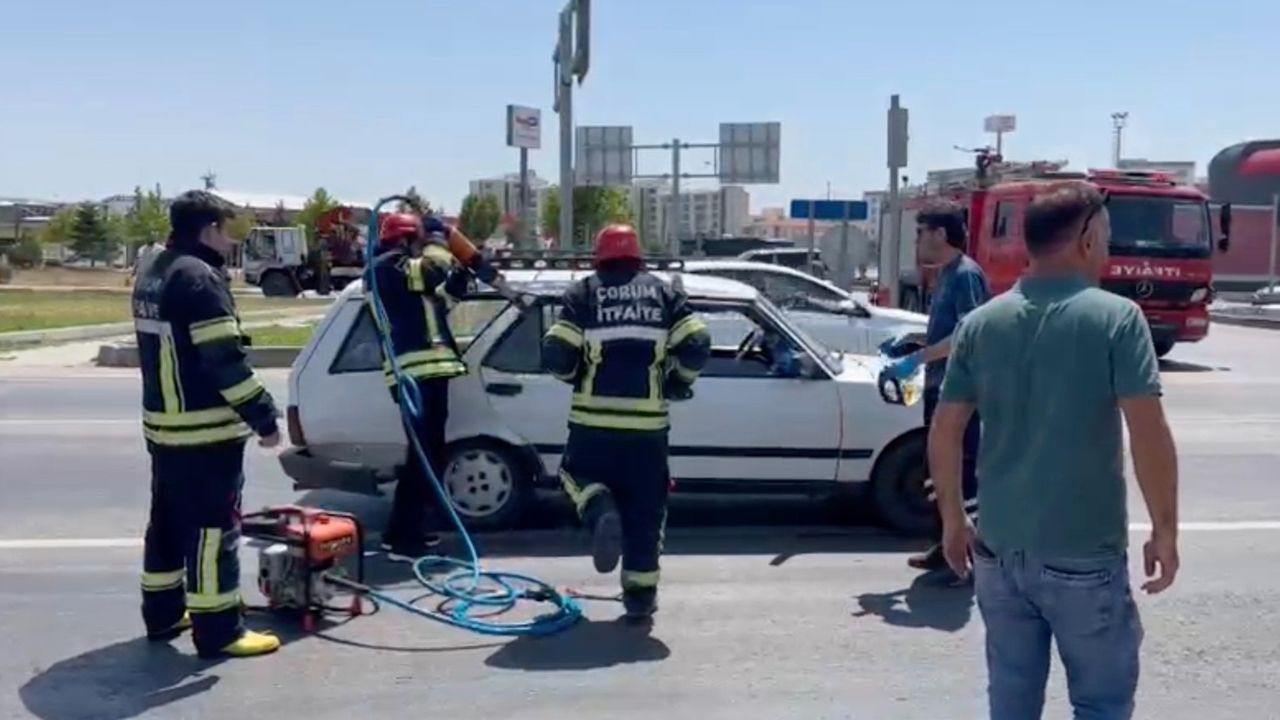 İki otomobil  çarpıştı: 3 yaralı