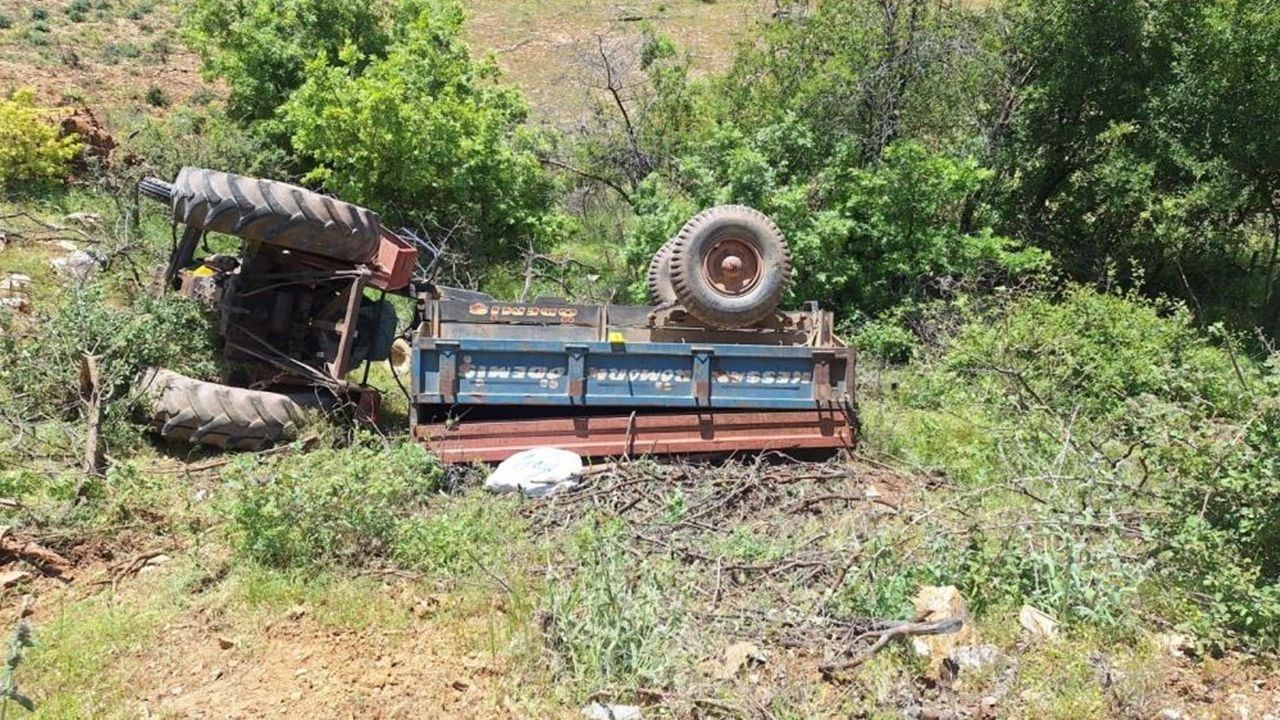 Devrilen traktörün sürücüsü öldü