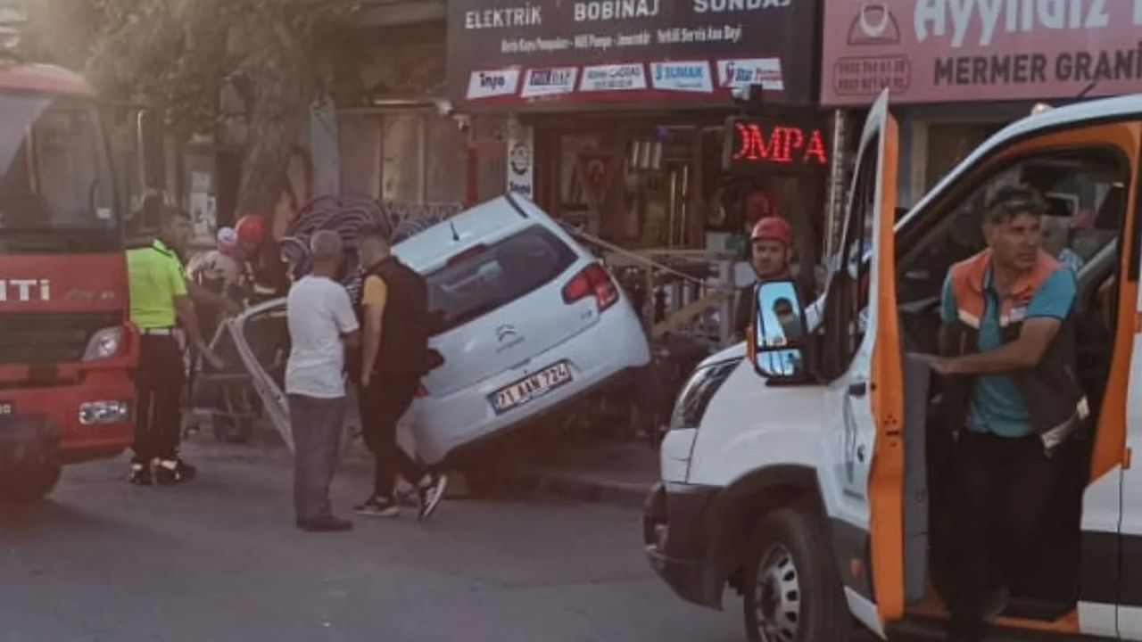 Otomobil işyerine daldı