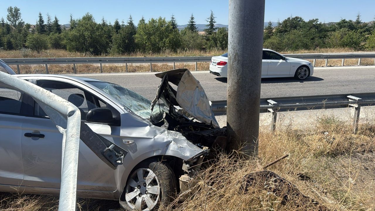 Otomobil bariyerlere çarptı: 1 yaralı
