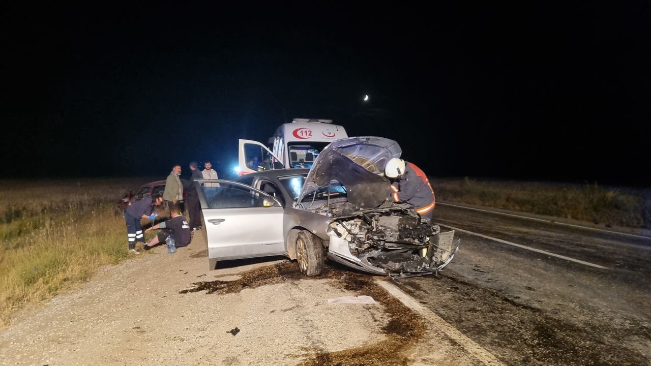 Çorum'da feci kaza: İki otomobil kafa kafaya çarpıştı