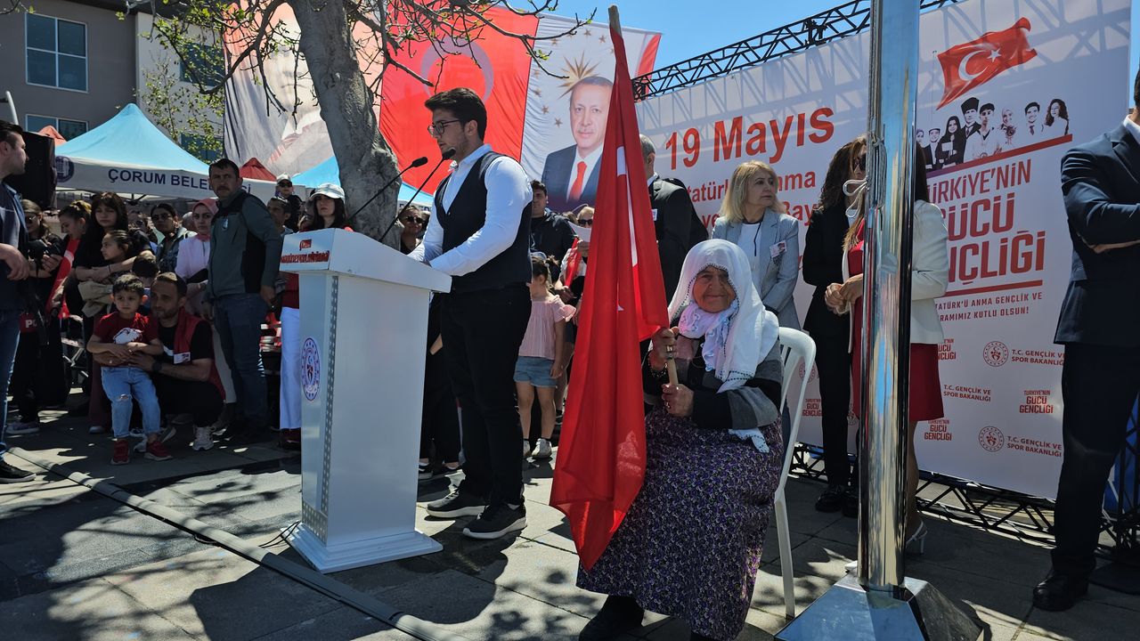 Bayrak teyzeye araba çarptı
