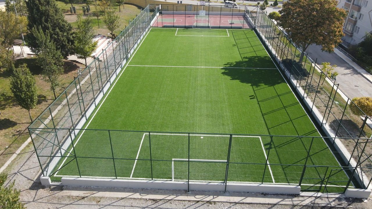 Semt sahaları bakıma alınıyor