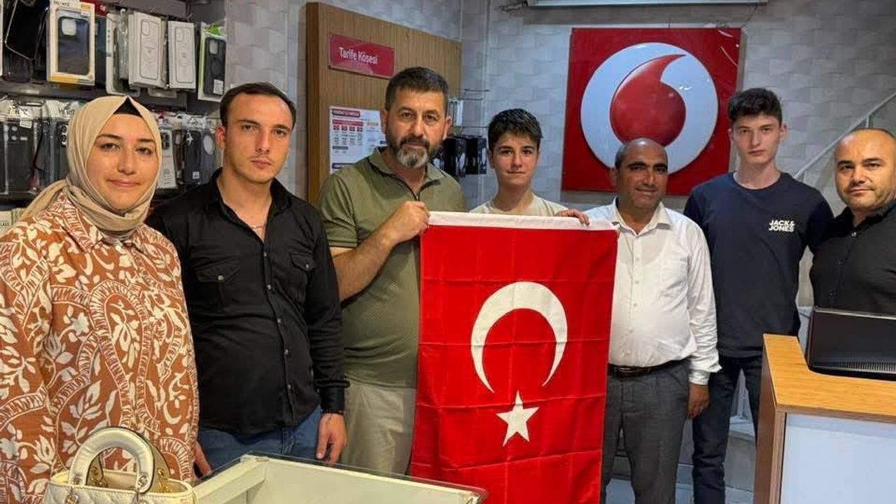 Erdoğan'ın çağrısı Çorum'da karşılık buldu, esnafa bayrak dağıttı