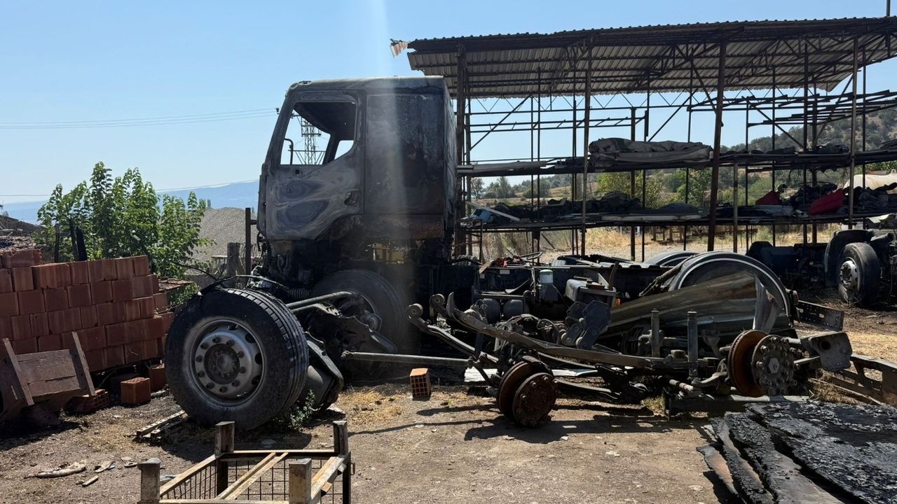 Trafo patladı: Oto geri dönüşüm atölyesi ve arı kovanları yandı