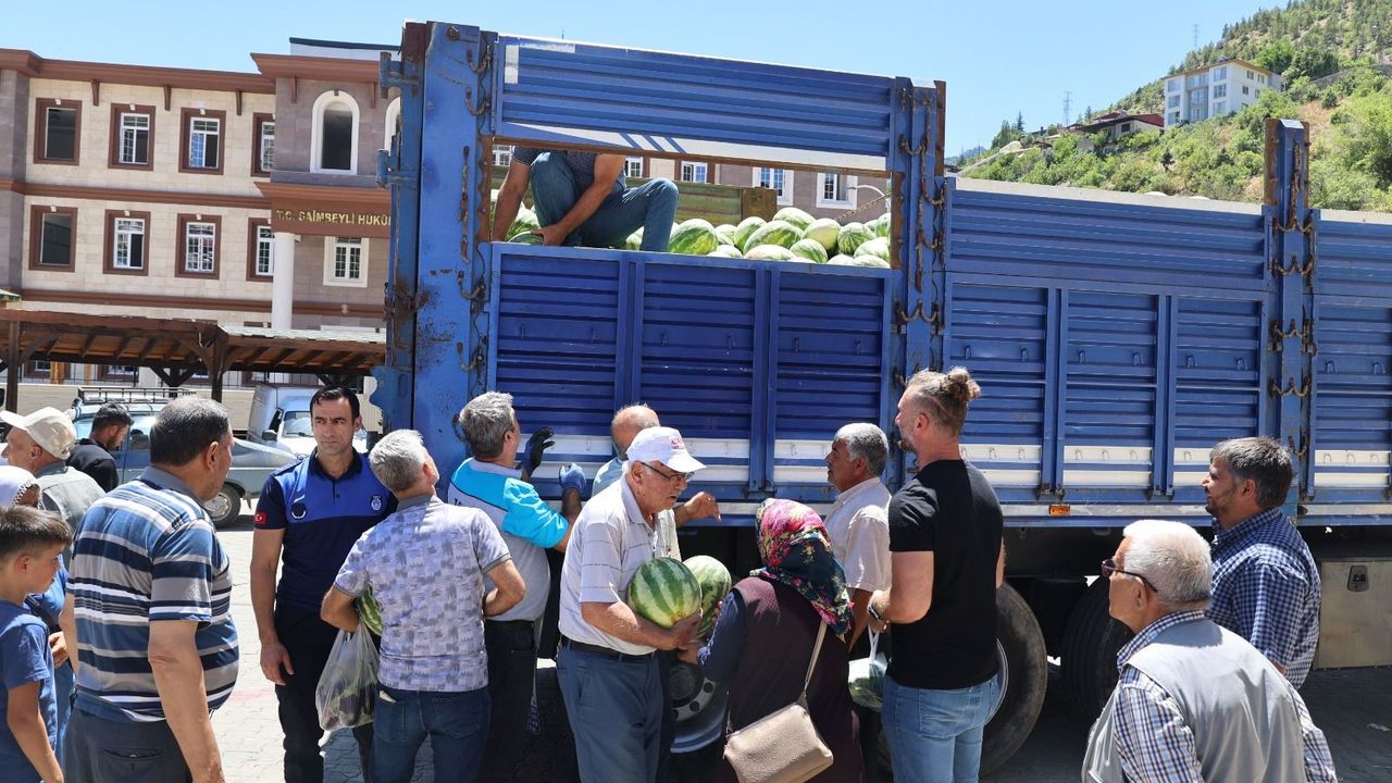 20 ton karpuz ücretsiz dağıtıldı