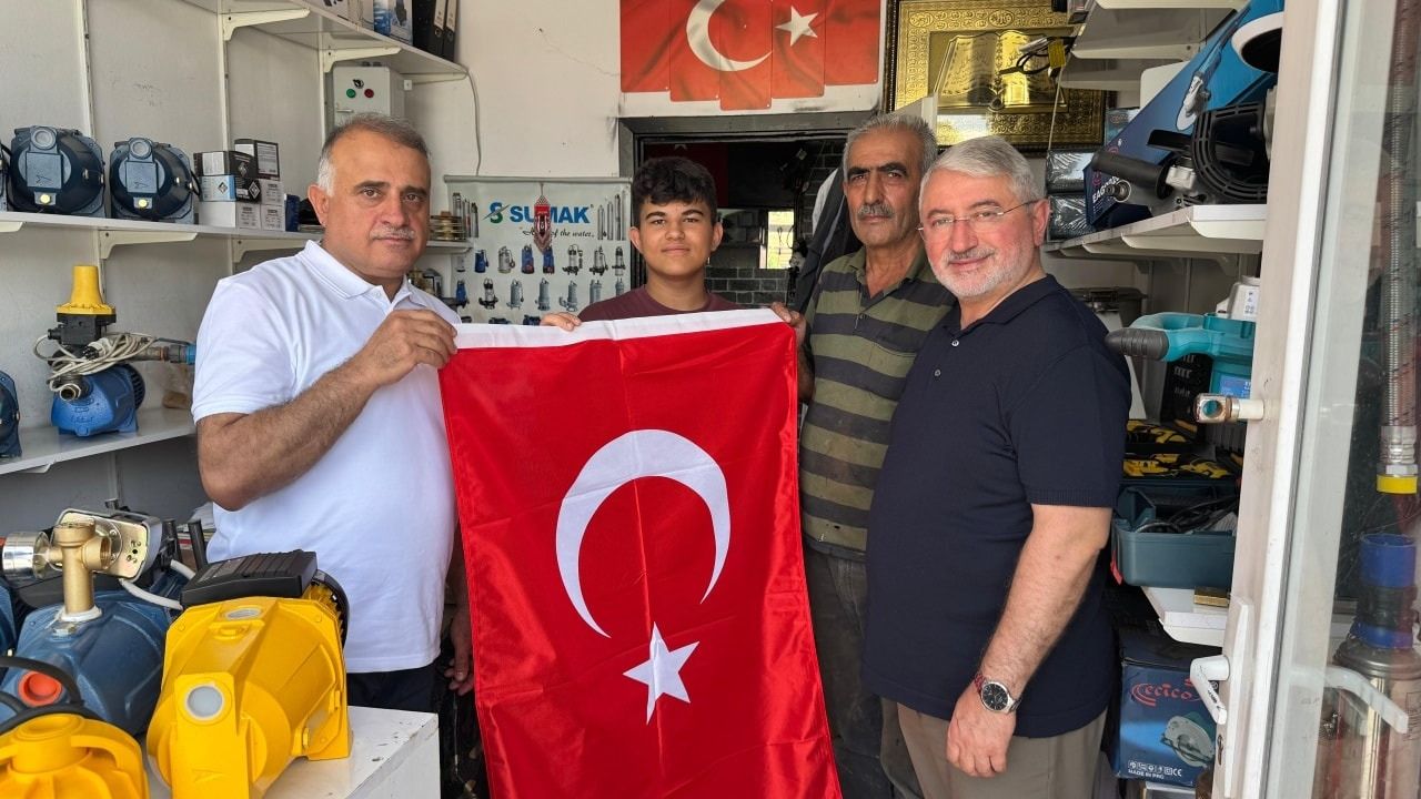 Aşgın ve Alar esnafa Türk Bayrağı dağıttı