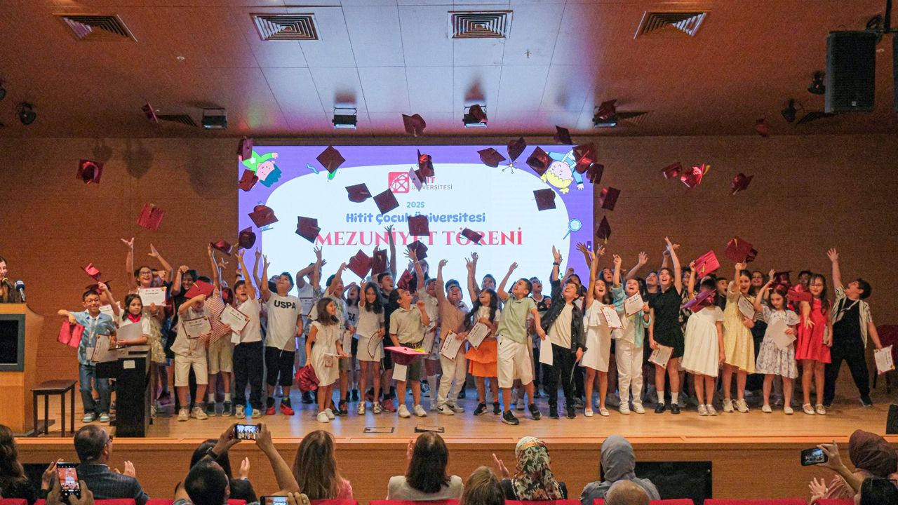 Hitit Çocuk Üniversitesi’ne  katılan öğrenciler kep attı