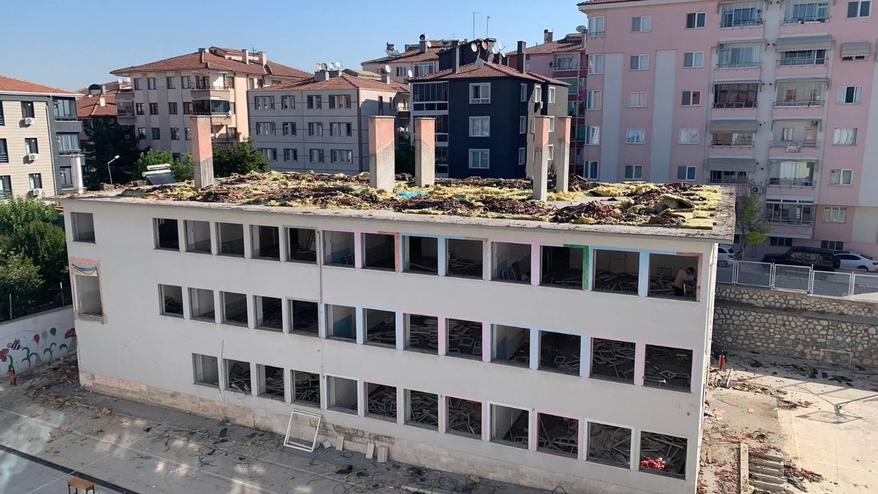 Bahçelievler İlkokulu  ek binası yıkılıyor