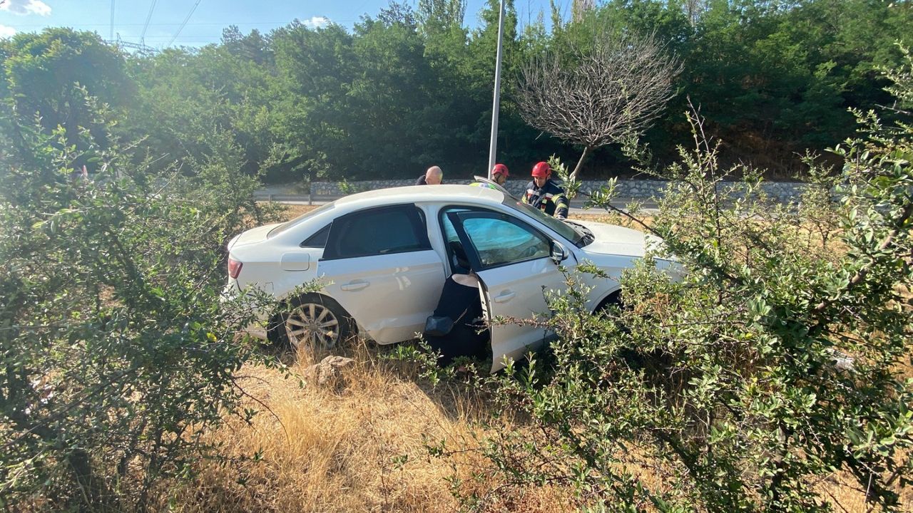 Yol kenarındaki bordür  taşlara çarptı: 2 yaralı