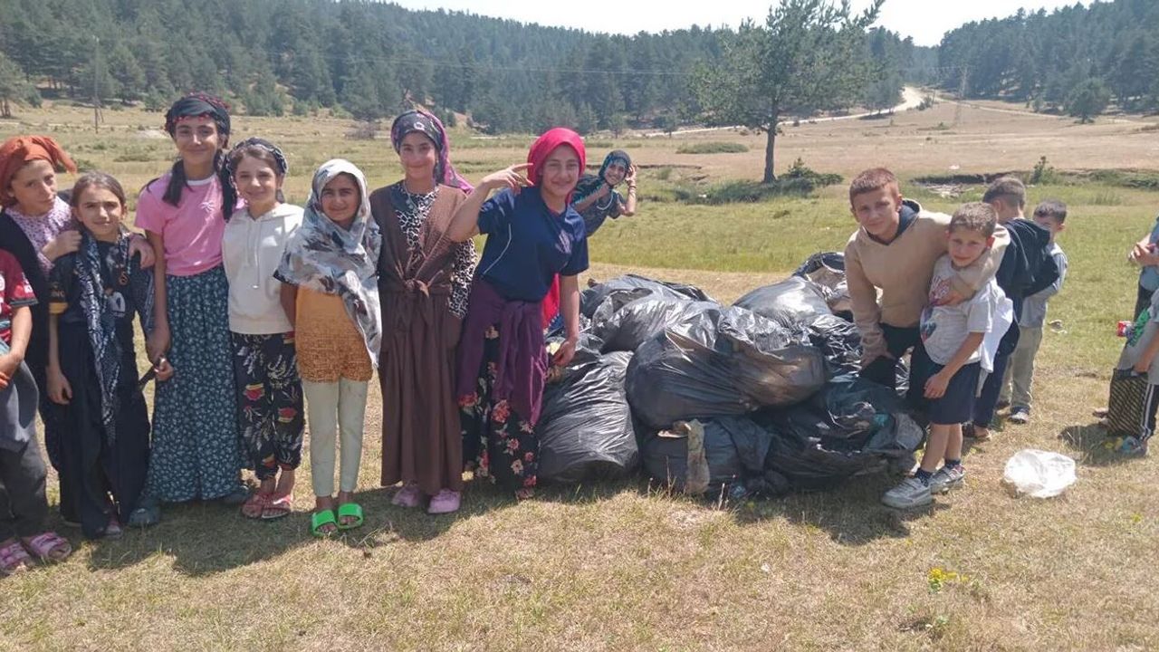 Minik eller temiz bir  çevre için iş başında