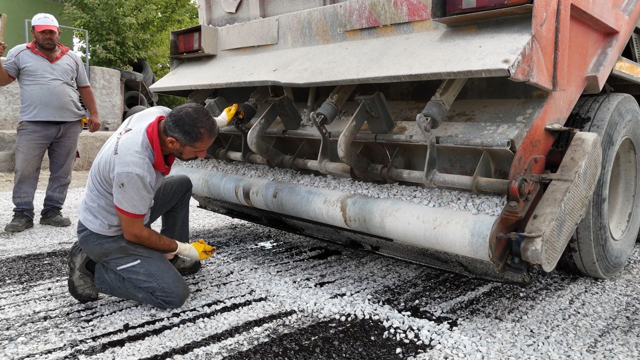 Sungurlu’da bir mahalleye  daha sathi kaplama asfalt