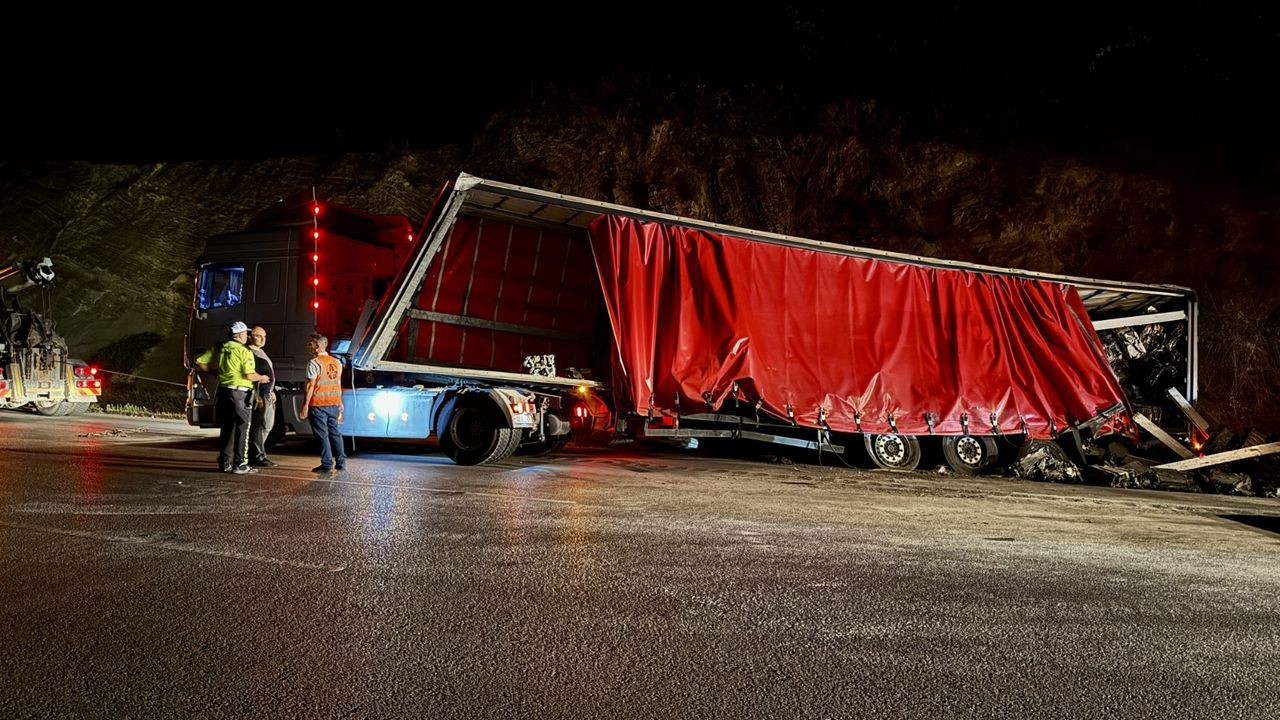 Şarampole devrilen  TIR ulaşımı aksattı