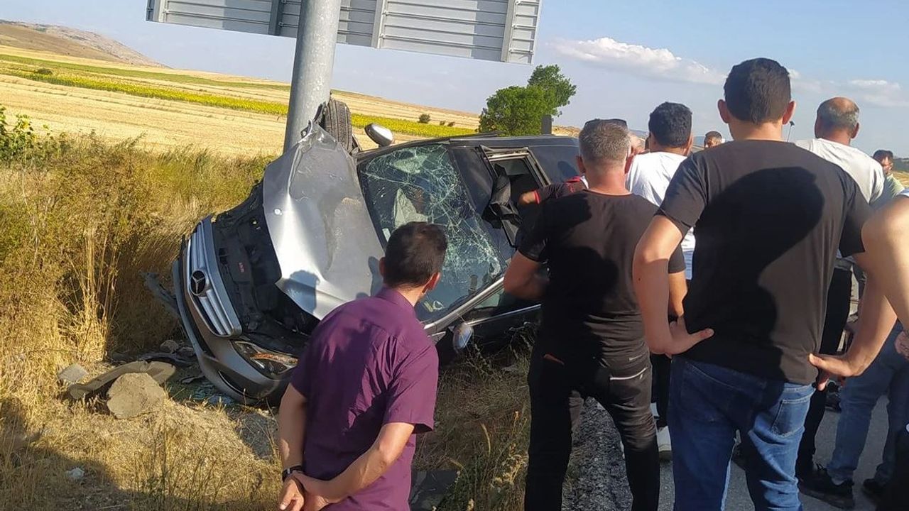 Otomobil yön  levhasına çarptı