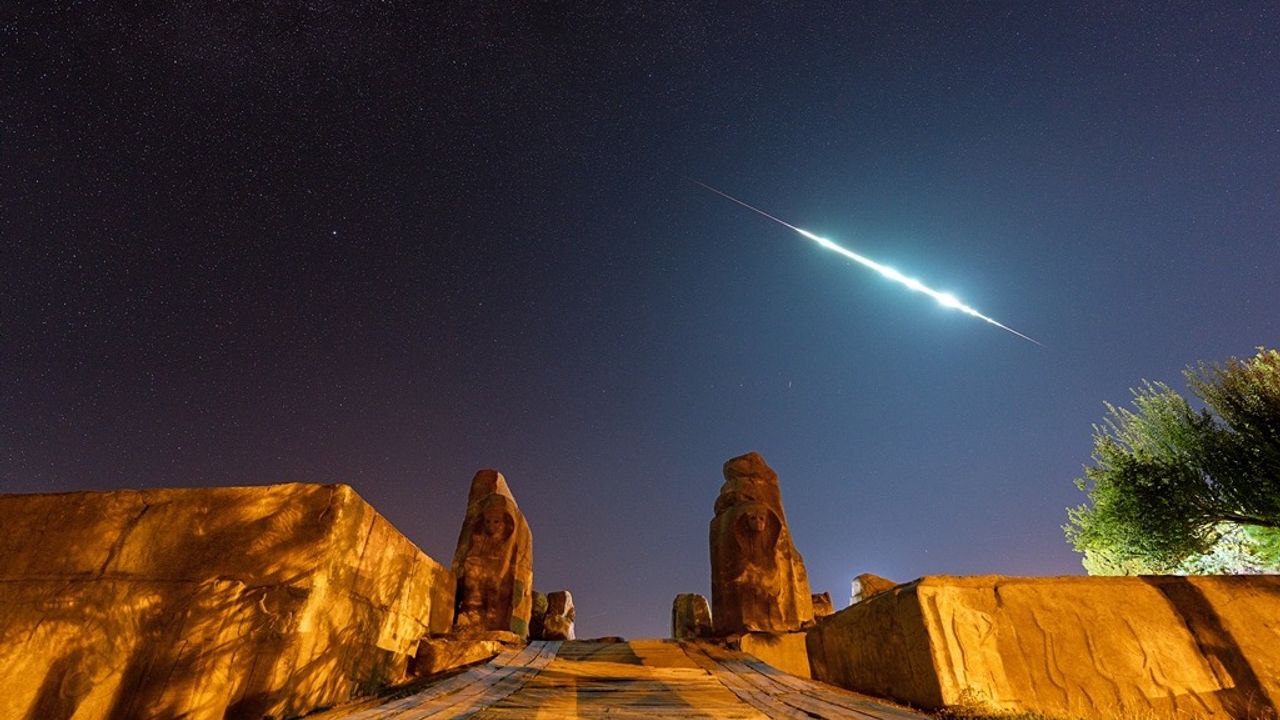 Alacahöyük’te tarihi sfenkslerin  üzerinde meteor şöleni