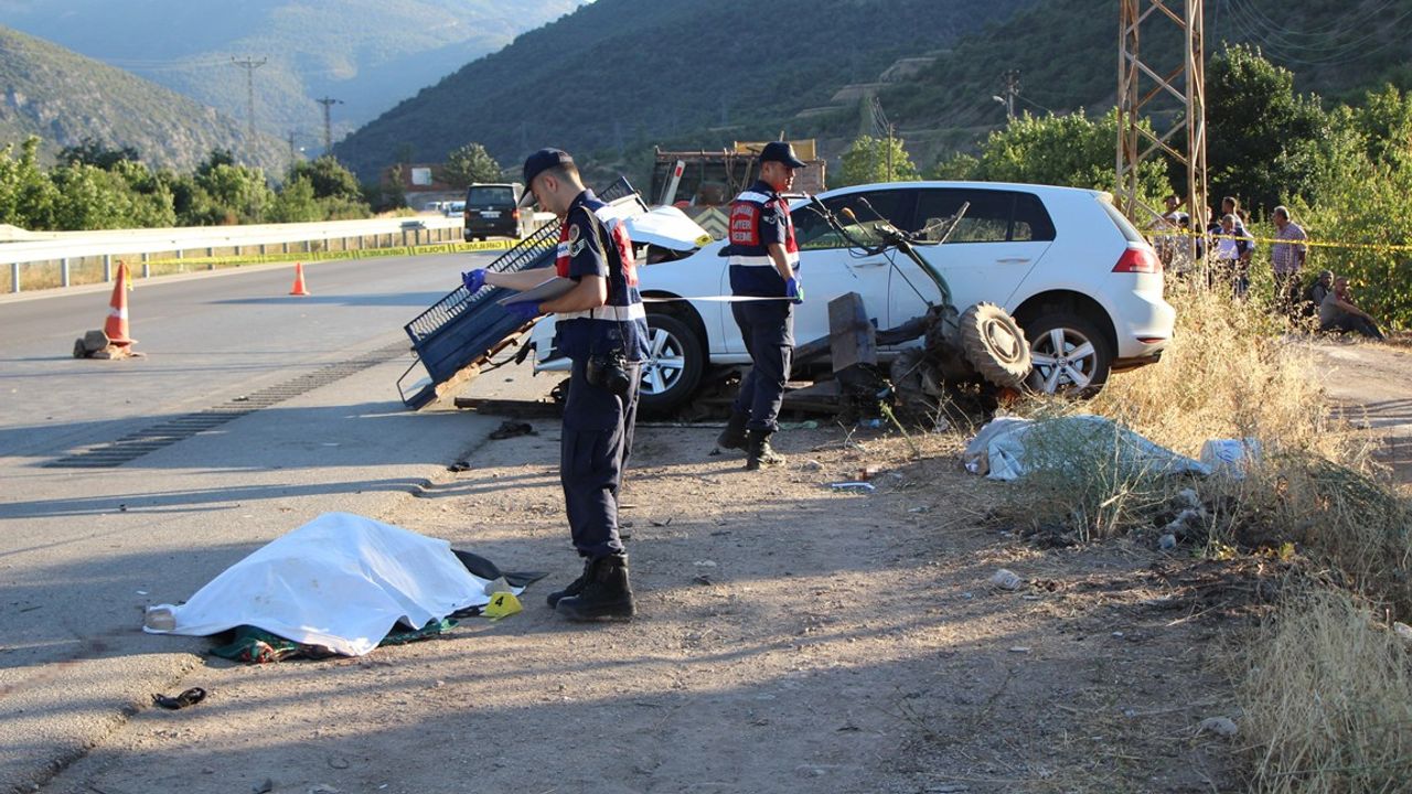 Komşuda acı kaza: Böbreğini verdiği oğluyla aynı kazada can verdi