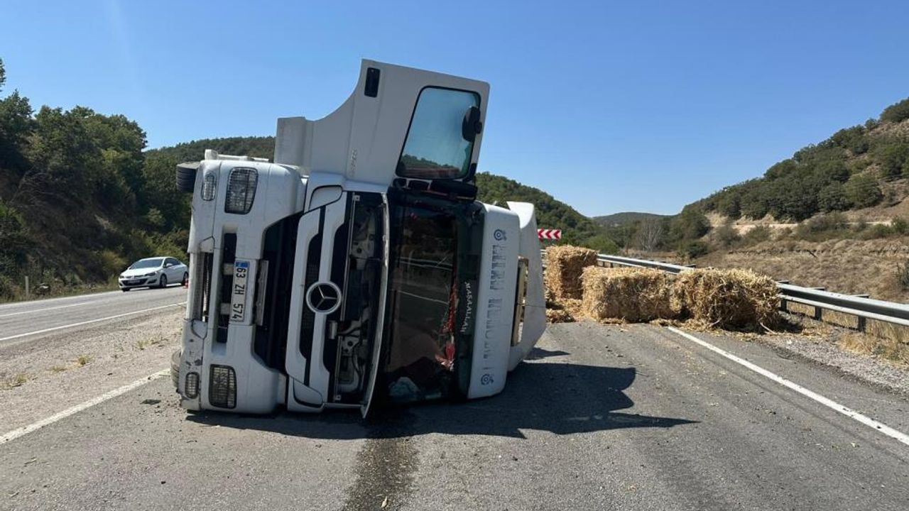 Çorum’da balya yüklü tır devrildi