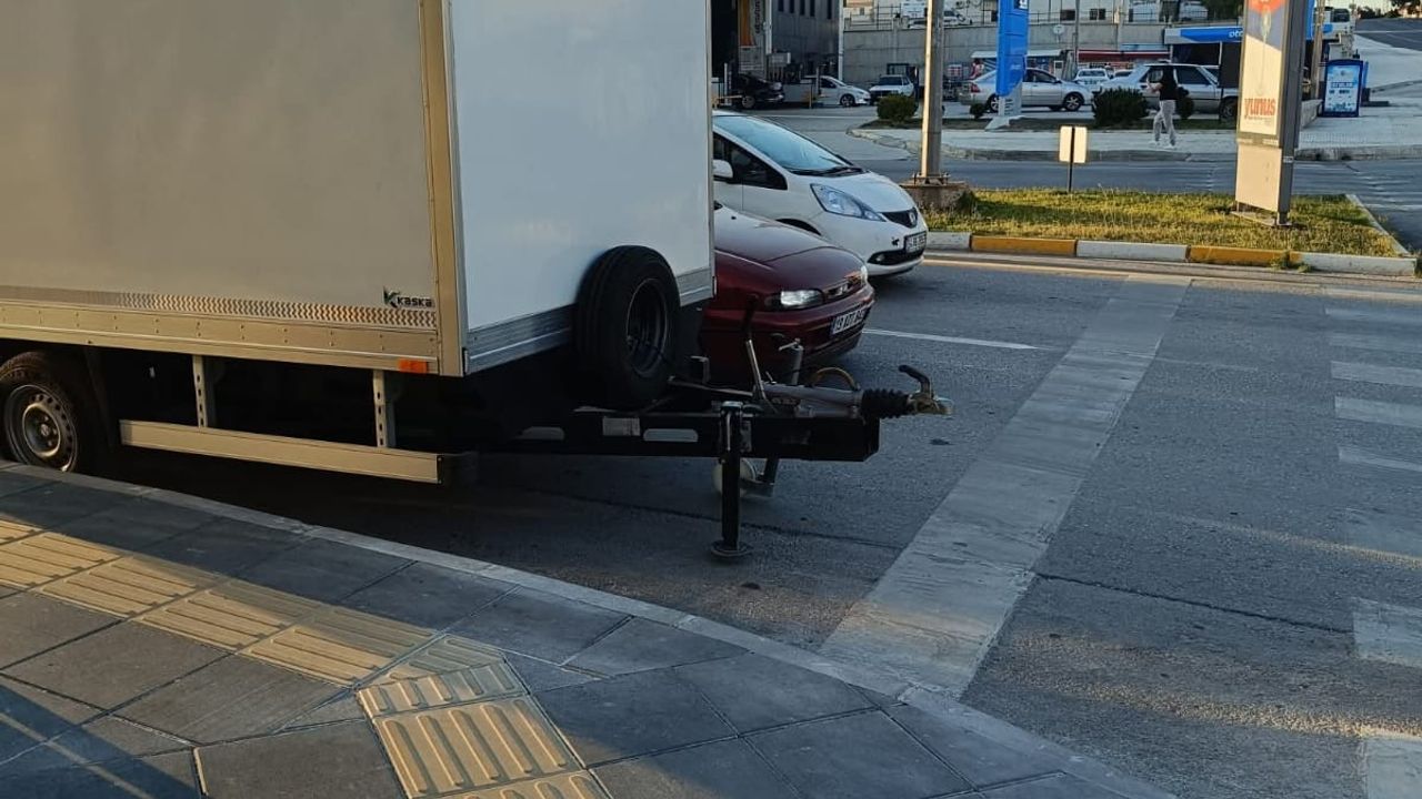 Vatandaş soruyor: "Bu karavanın caddede işi ne?"