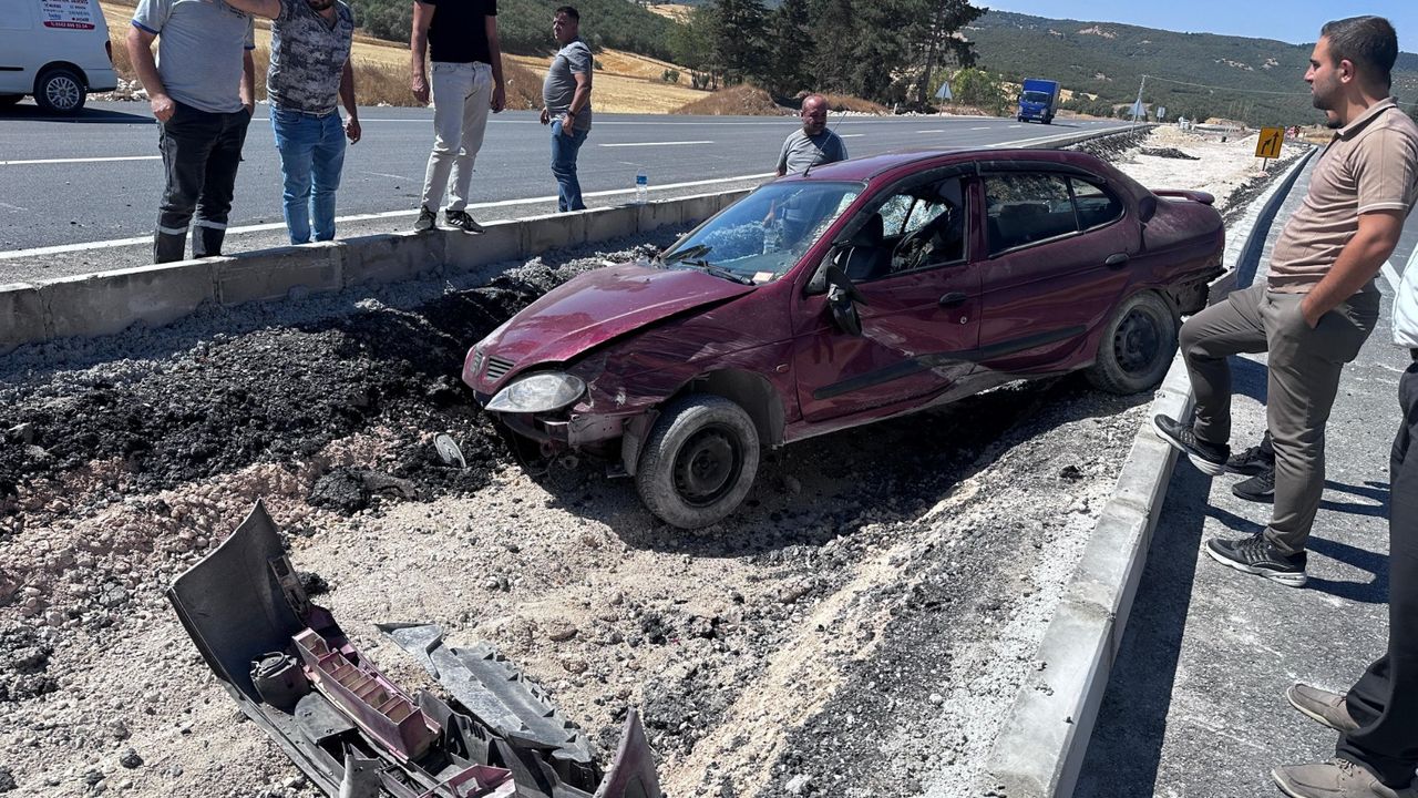 Orta refüje çarpan otomobilin  sürücüsü yaralandı