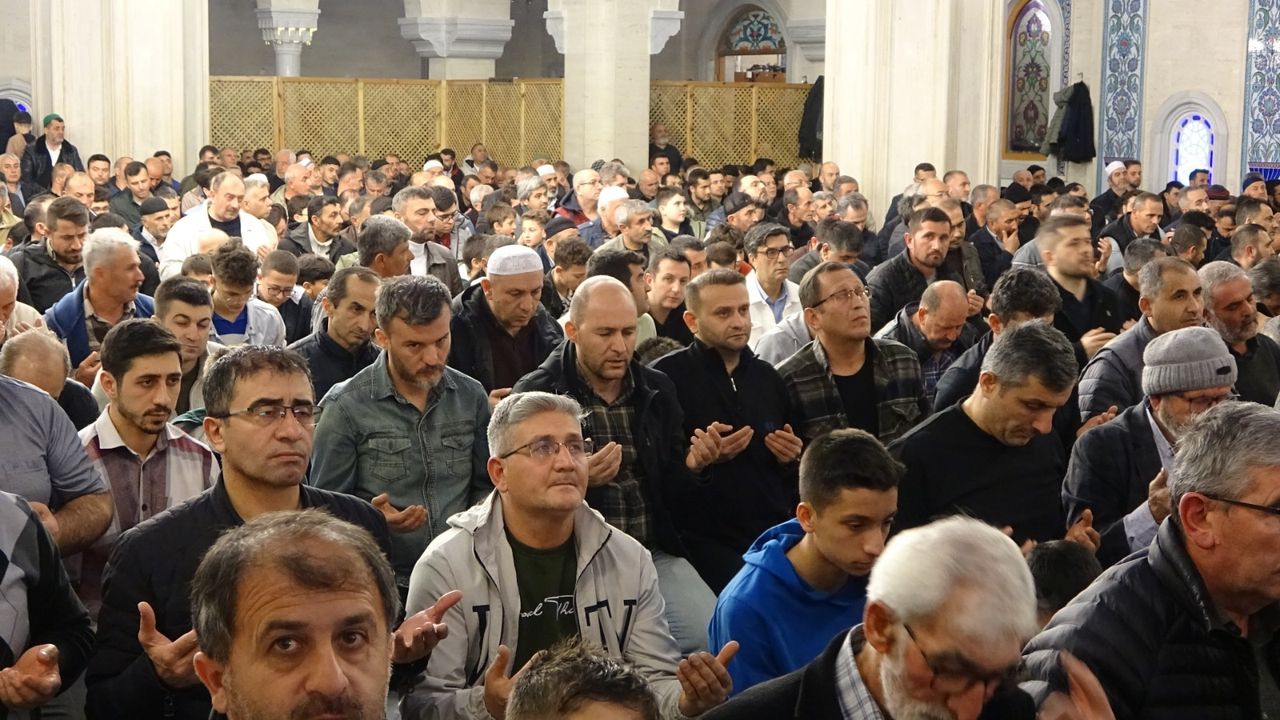 Camilerde kuraklık, afetler ve şehitler için dua edildi