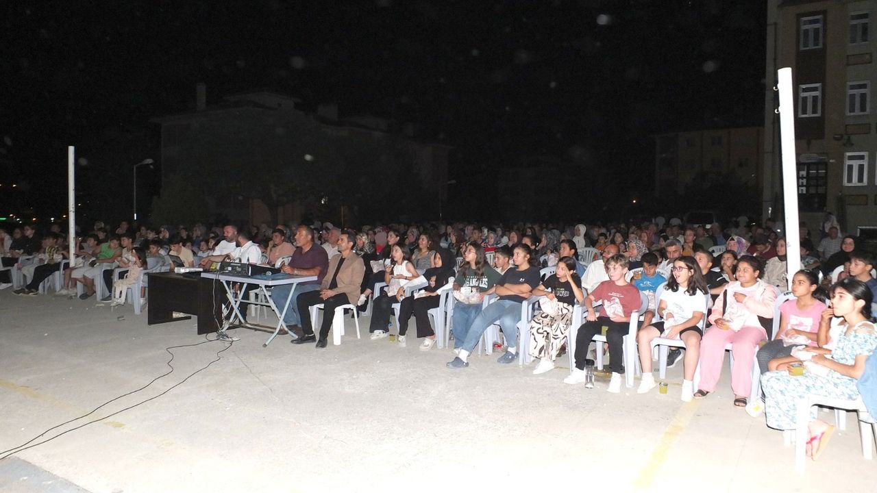 Mahalle muhtarından halka açık hava sinema gösterimi