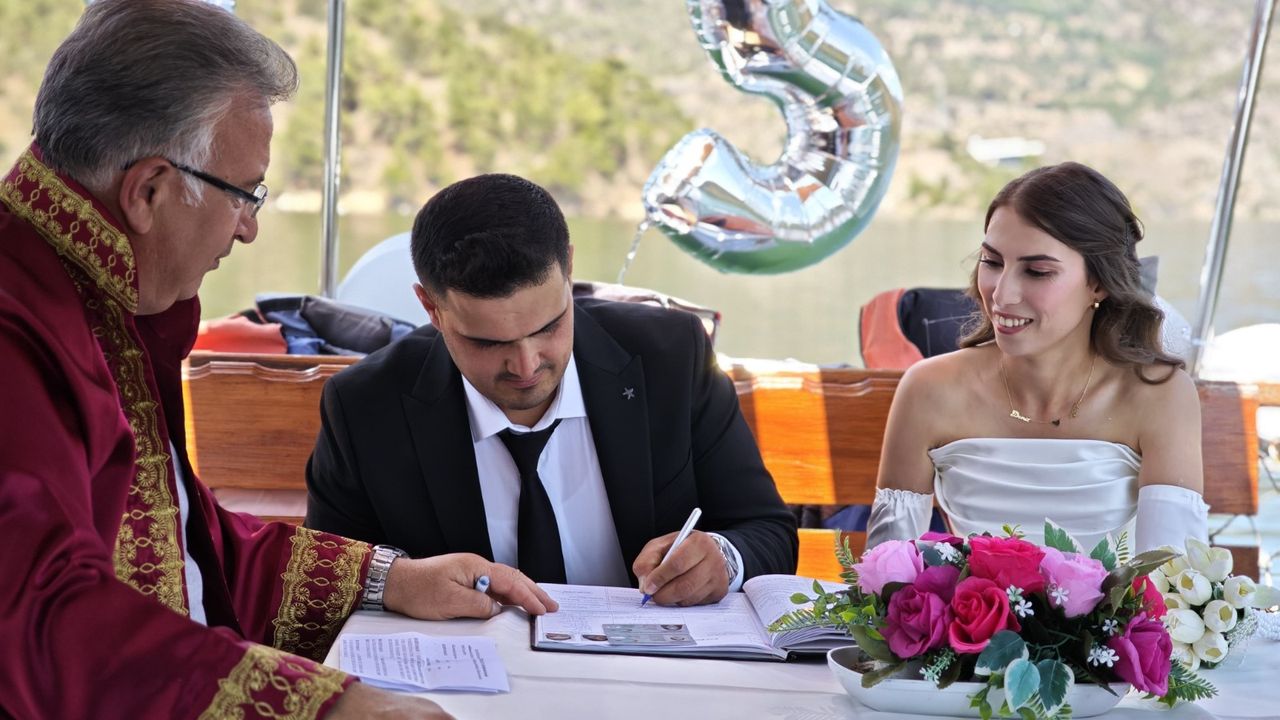 Çorum'da genç çiftin nikahı teknede kıyıldı