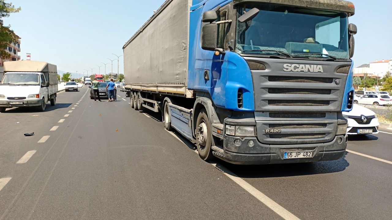 TIR ile otomobil çarpıştı