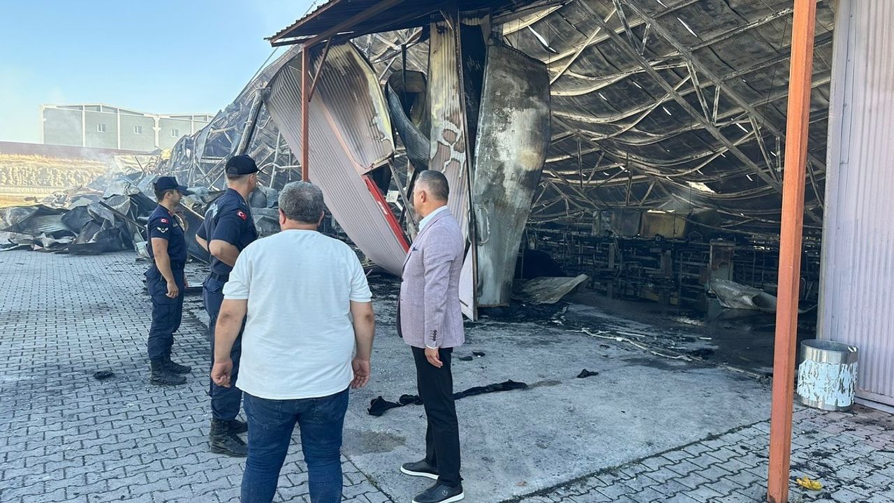 Tahtasız, yanan fabrikayı inceledi