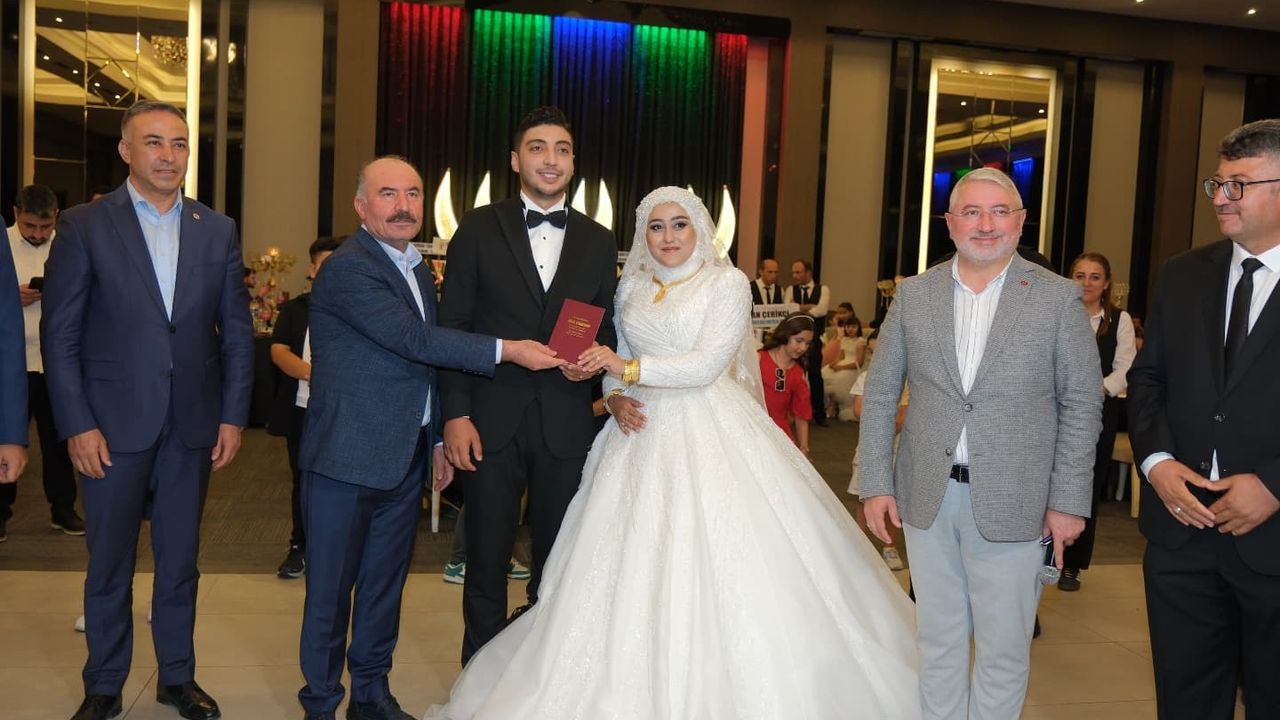 Muhtar Arif Çınar oğlunu evlendirdi