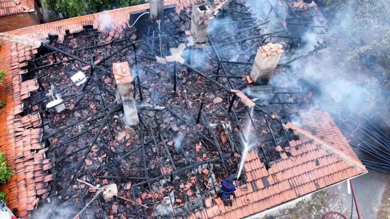 Çorum'da müstakil evde yangın: Çatı hasar gördü