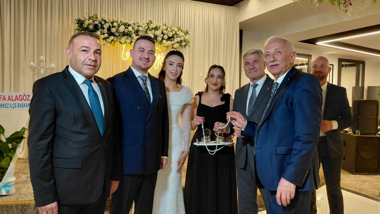 Kübra ile Eren, görkemli  bir törenle nişanlandı