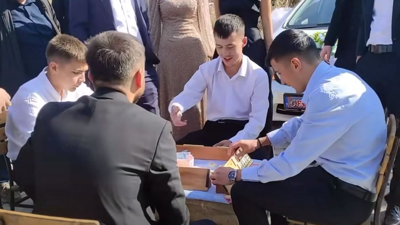 Düğün konvoyu önüne okey masası kurdular