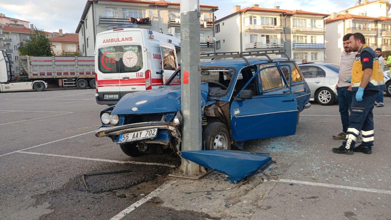 Otomobil aydınlatma direğine çarptı: 2 yaralı