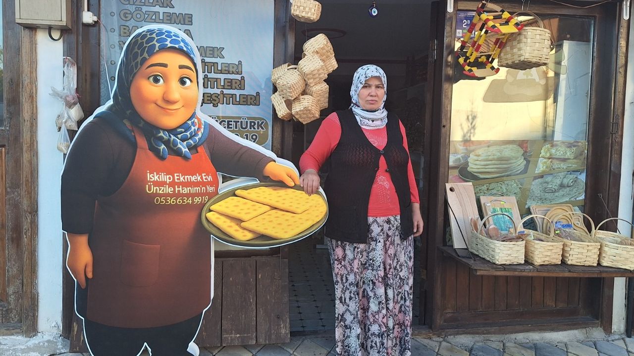 Yaptığı yöresel lezzetlerle  hem evini geçindiriyor hem de  kadınlara istihdam sağlıyor
