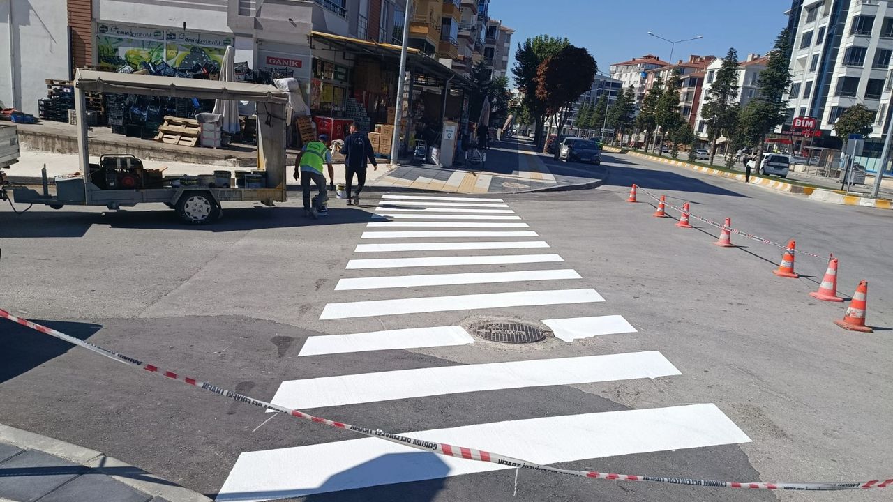 Yol çizgileri yenileniyor