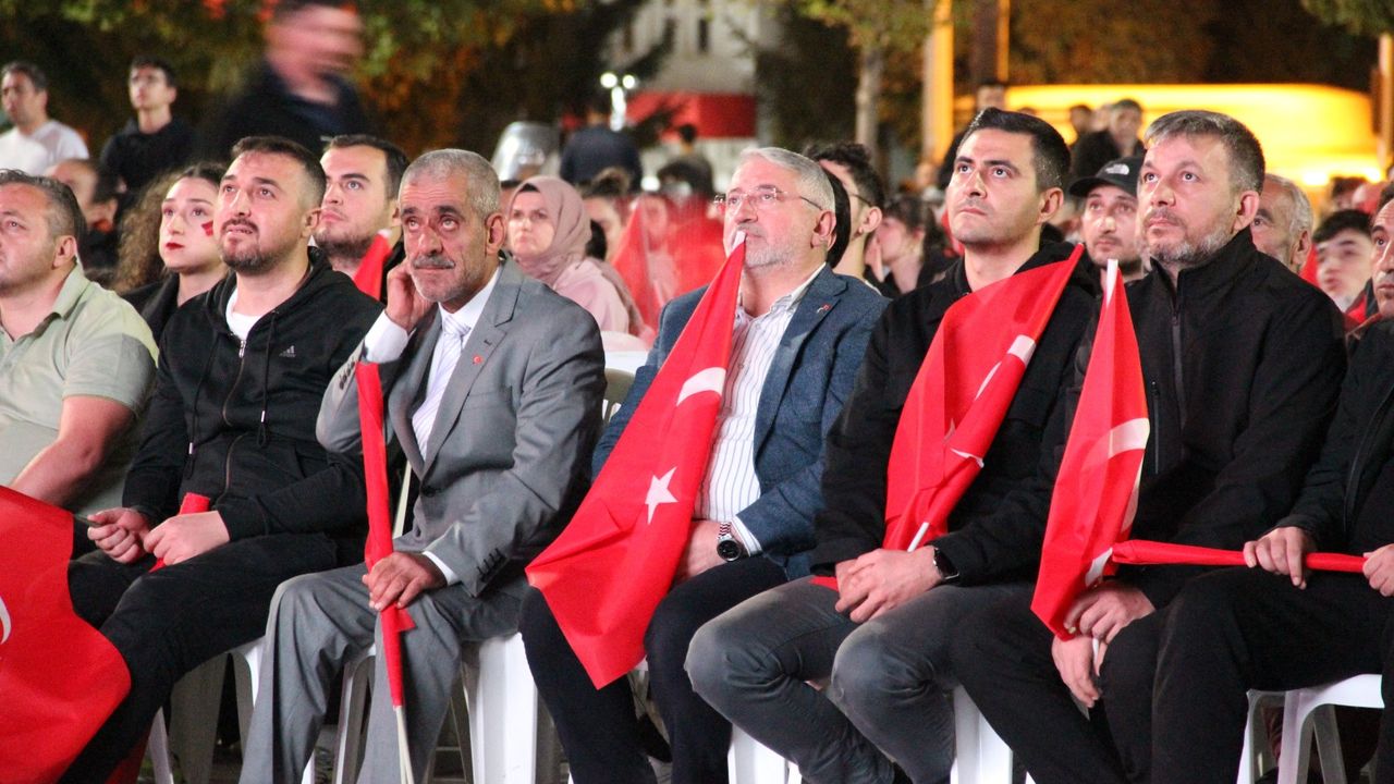 Çorum'da yüzlerce vatandaş ellerindeki Türk bayraklarıyla ‘12 Dev Adam'ı destekledi