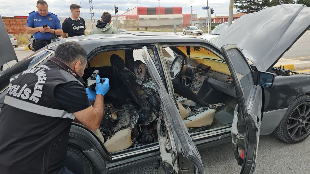 Otomobil alev topuna döndü sürücü yoğun bakımda