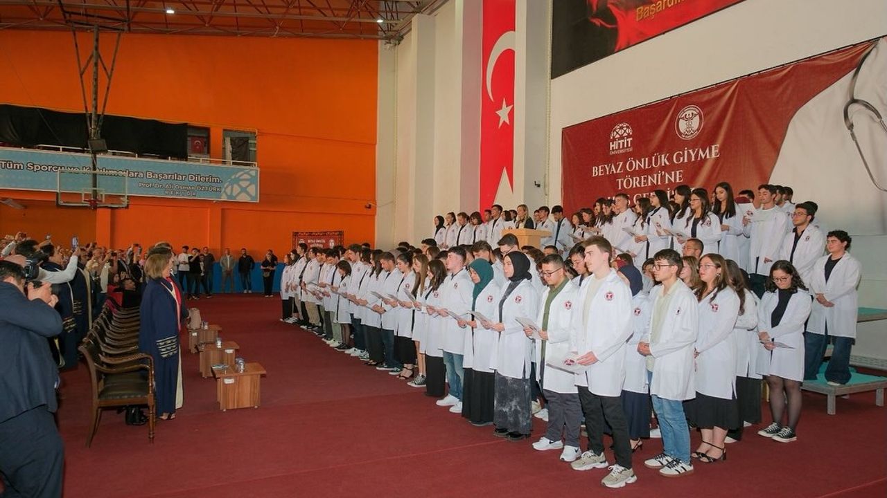Tıp Fakültesi’nin hekim adayları  “beyaz önlük” giyerek yemin etti