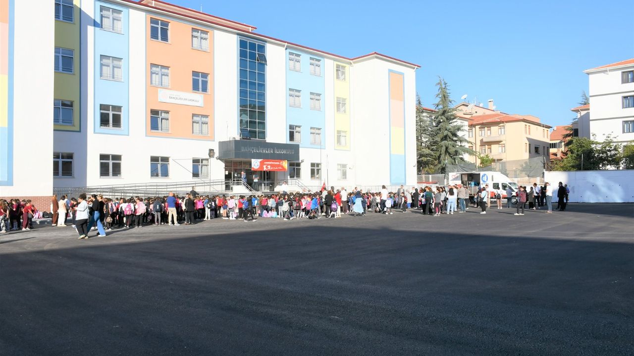 Bahçelievler İlkokulu  bahçesi yenilendi