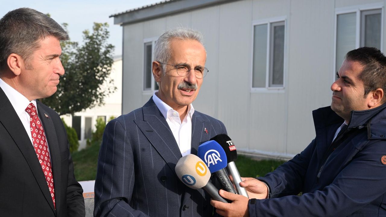 Bakan Uraloğlu, Çorum-Mecitözü-Amasya kara yolu şantiyesinde incelemede bulundu