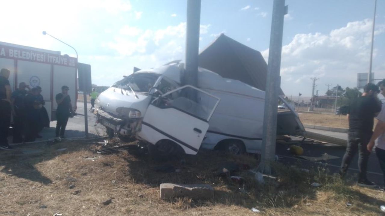 Çorum’da minibüs ile kamyonet çarpıştı: 5 yaralı