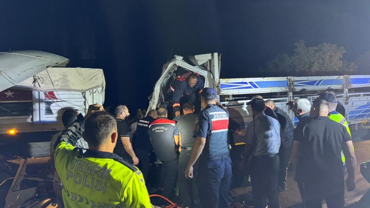 Çorum’da kamyon tıra çarptı: Araçta sıkışan sürücü ağır yaralandı