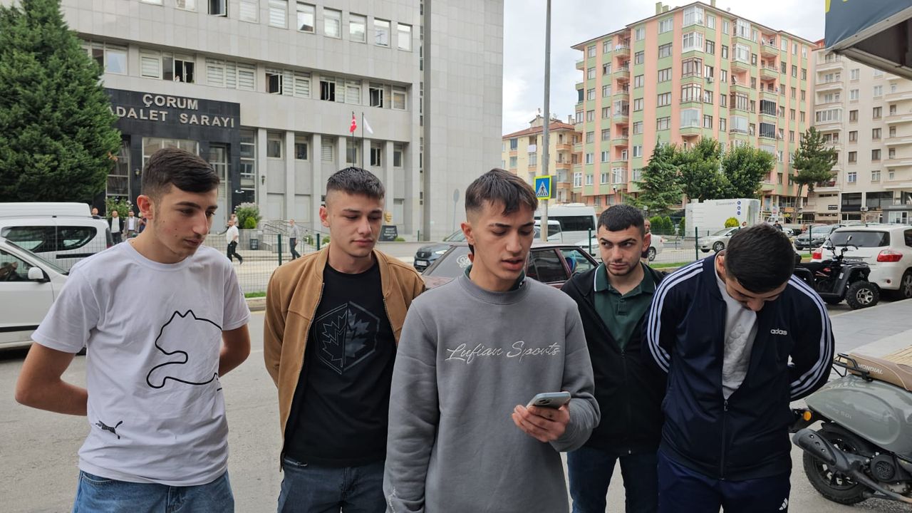 Pankart açan gençler serbest bırakıldı