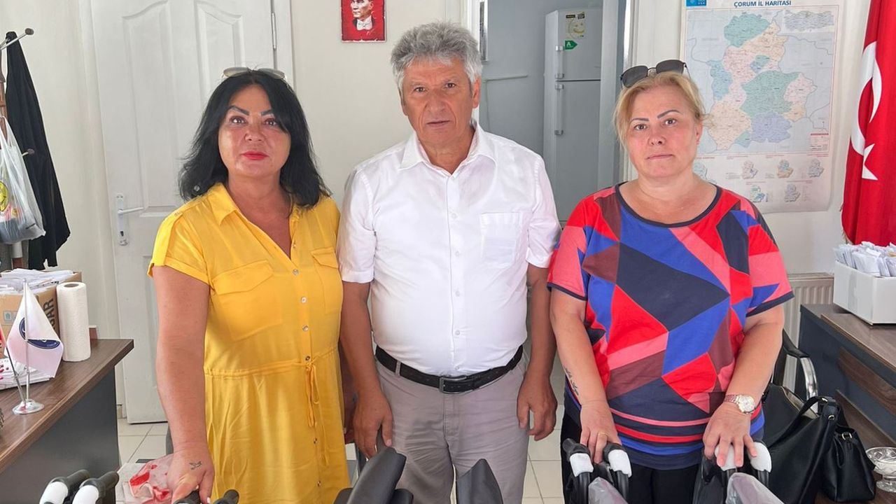 İki yardımsever kadının  engelli arabası hediyeleri