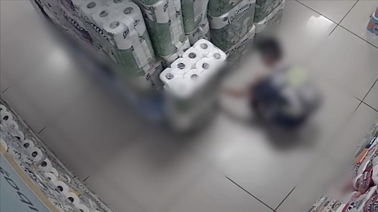 Bir çocuğun markette peçeteleri yakma anı  güvenlik kameralarınca kaydedildi