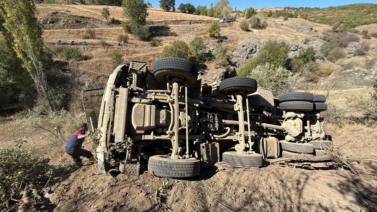 Çorum'da freni boşalan hafriyat kamyonu şarampole devrildi: 1 yaralı