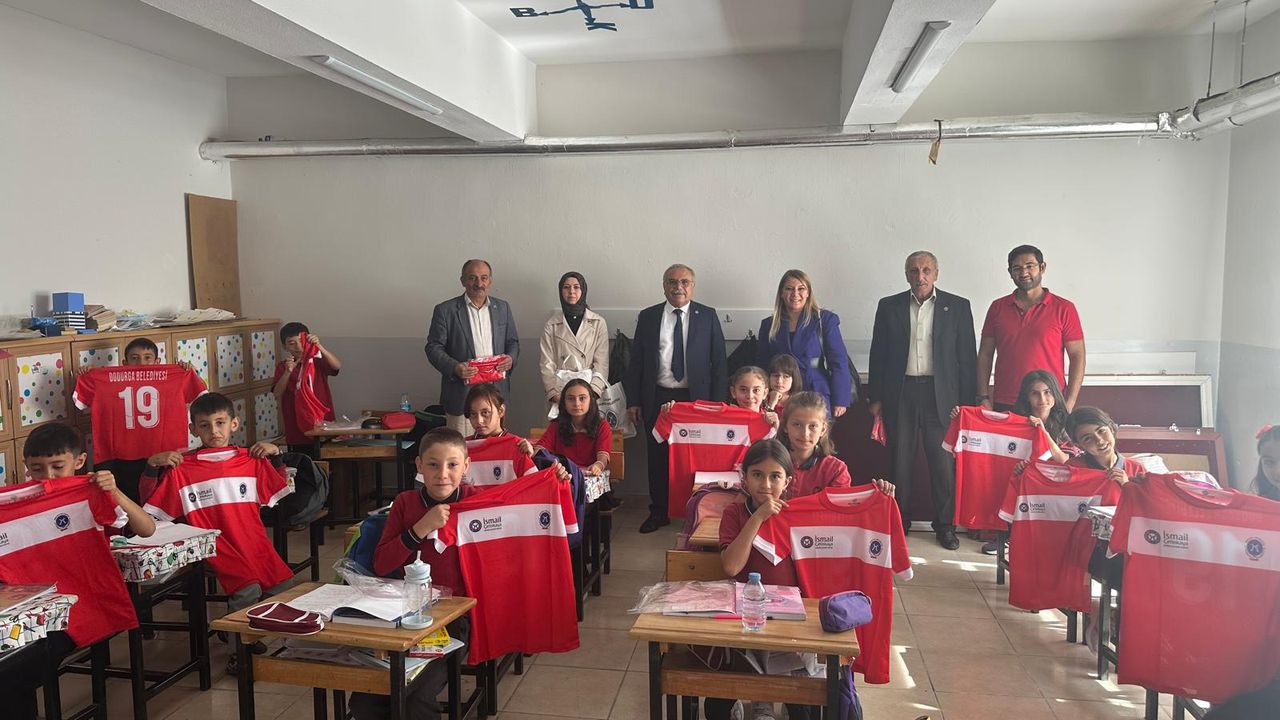 Dodurga Belediye Başkanı Çetinkaya öğrencilere forma hediye etti