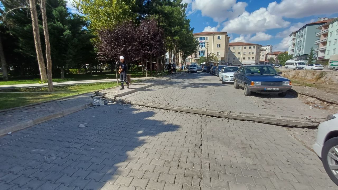 Elektrik direkleri devrildi