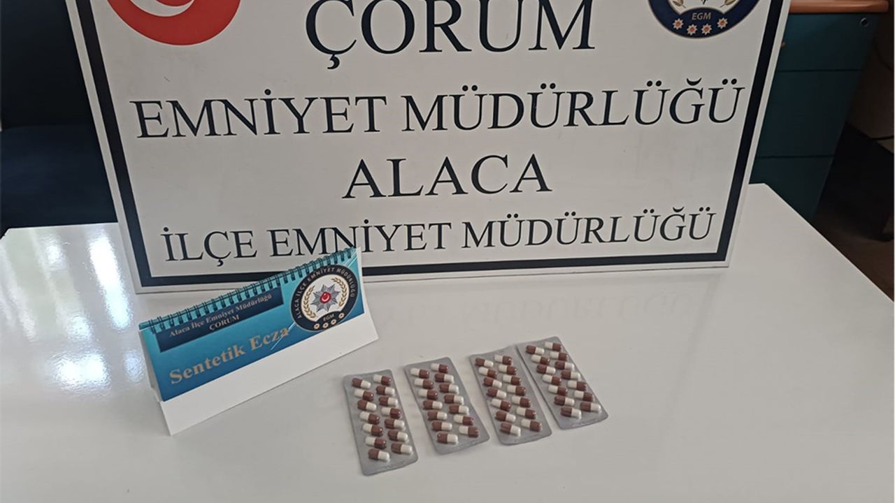 Polisin durdurduğu şahısların üzerinden  56 adet sentetik ecza hapı çıktı