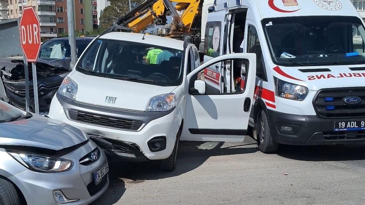 Çorum’da 3 araç kavşakta çarpıştı: 2 yaralı